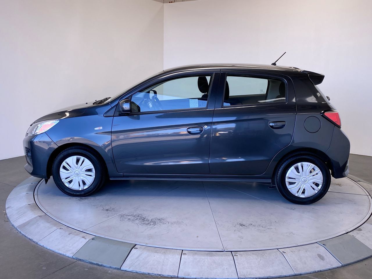 Used 2024 Mitsubishi Mirage FWD image 2