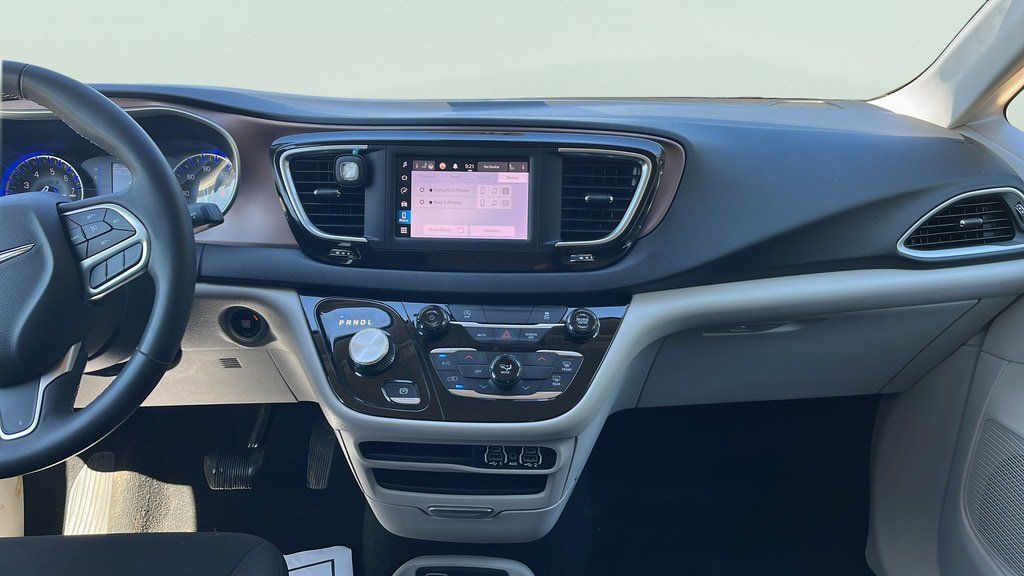 Used 2023 Chrysler Voyager LX FWD image 10