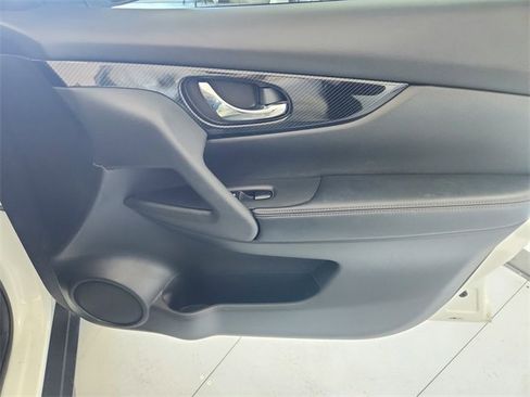 Used 2017 Nissan Rogue SL image 43