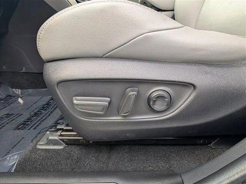 Used 2022 Toyota Venza XLE image 28