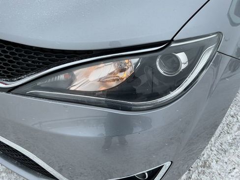 Used 2018 Chrysler Pacifica Touring-L Plus image 17