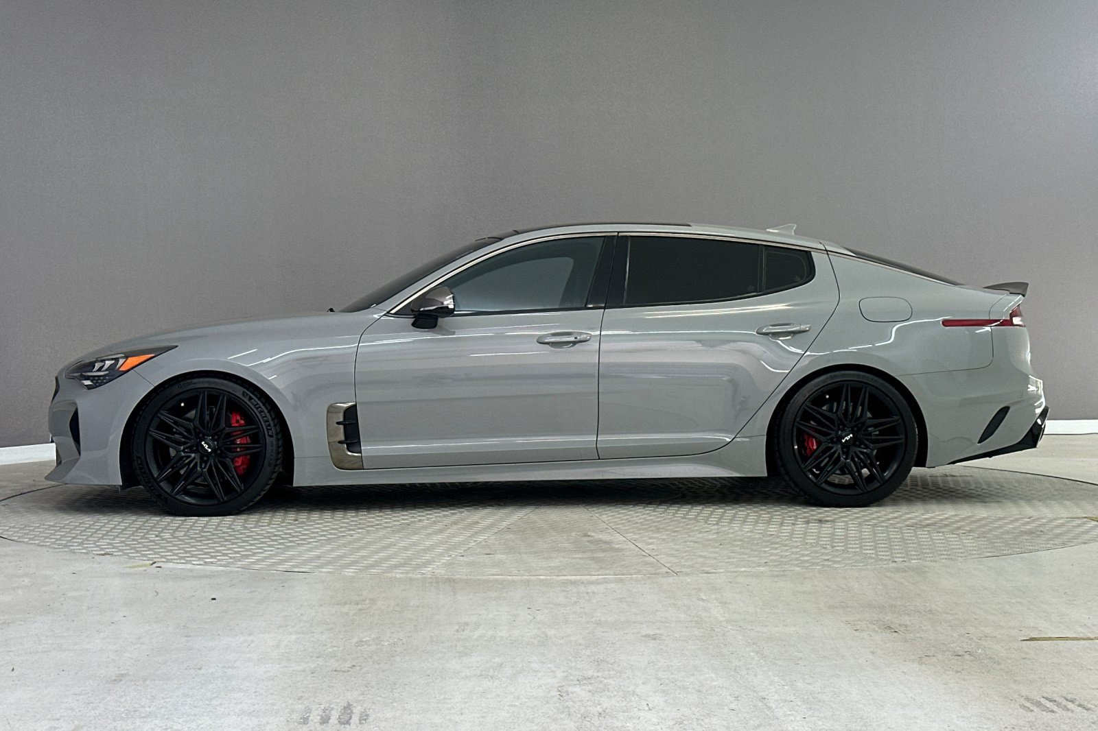 Used 2022 Kia Stinger GT1 RWD image 2