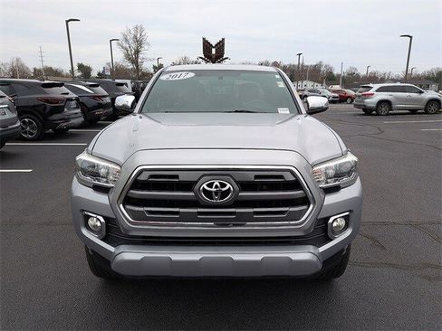 Used 2017 Toyota Tacoma Limited image 2