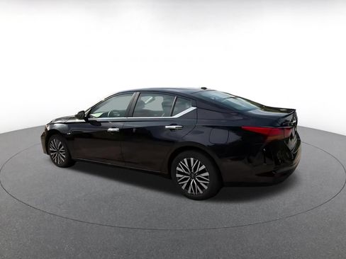 Used 2025 Nissan Altima 2.5 SV FWD image 10