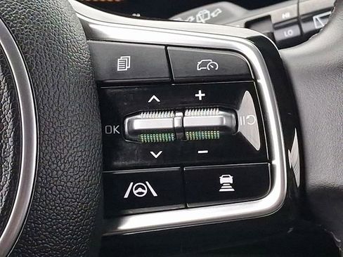 Used 2025 Kia Carnival image 23