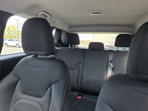 Used 2018 Jeep Renegade Latitude w/ Cold Weather Group image 4