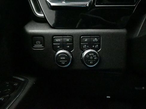 Used 2024 GMC Sierra 1500 SLT w/ X31 Off-Road Package AWD/4WD image 16