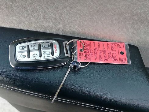 Used 2022 Chrysler Pacifica Touring-L image 35