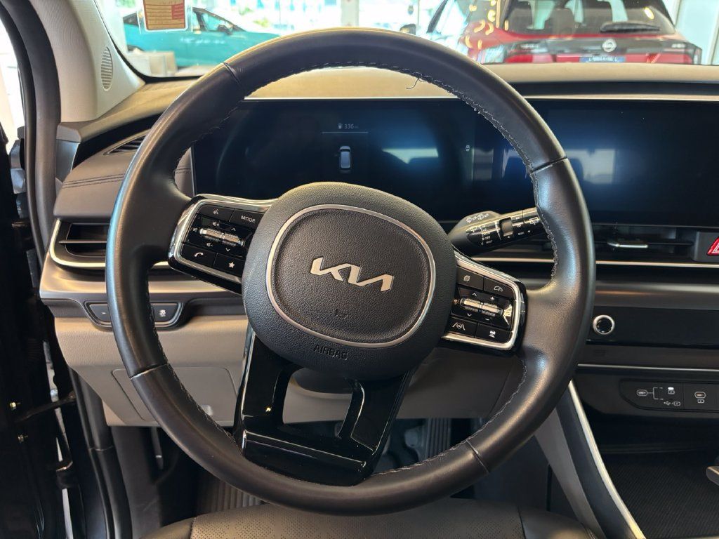 Used 2025 Kia Carnival FWD image 18