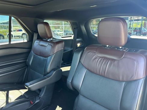 Used 2023 Ford Explorer Platinum w/ Technology Package AWD/4WD image 12