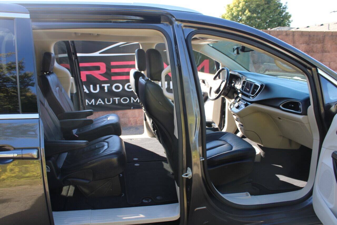 Used 2020 Chrysler Pacifica Touring-L FWD image 21