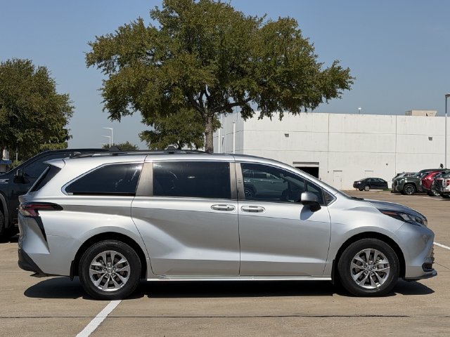 Used 2025 Toyota Sienna LE FWD image 3