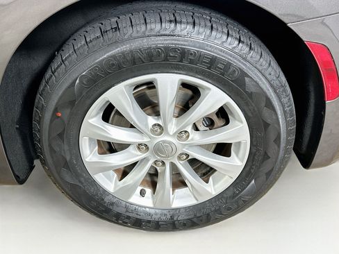Used 2018 Chrysler Pacifica Touring-L FWD image 11