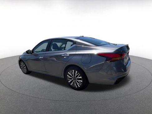 Used 2025 Nissan Altima 2.5 SV FWD image 10