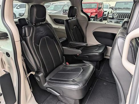 Used 2024 Chrysler Pacifica Touring-L FWD image 28
