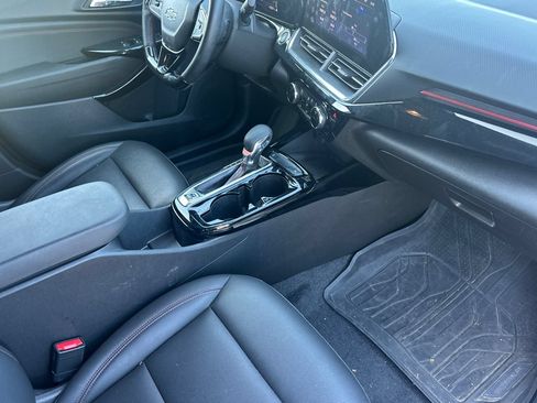 Used 2024 Chevrolet Trax RS w/ Sunroof Package FWD image 19