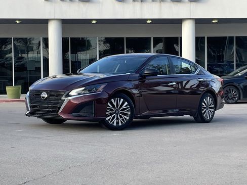 Used 2024 Nissan Altima 2.5 SV image 2