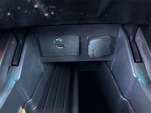 Used 2017 Ford Explorer XLT image 38