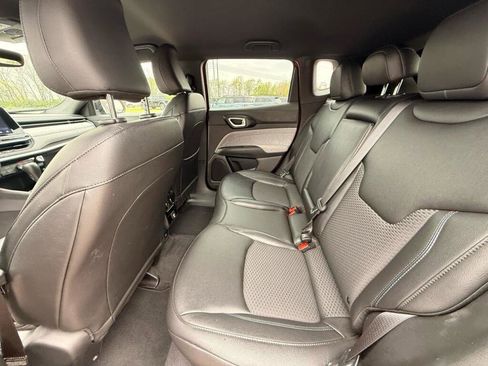 Used 2025 Jeep Compass Latitude AWD/4WD image 11