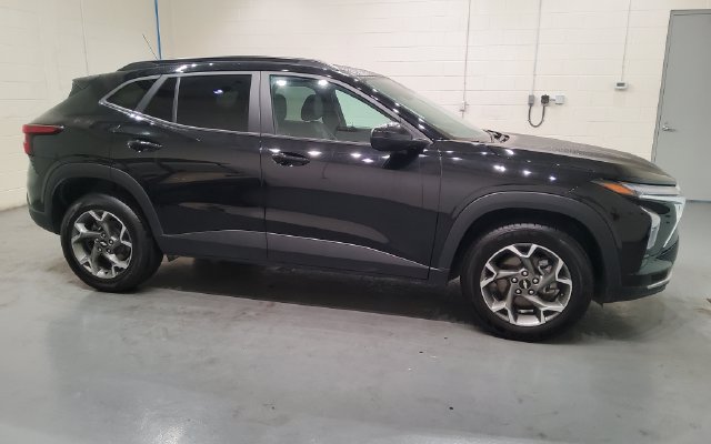 Used 2025 Chevrolet Trax LT FWD image 8