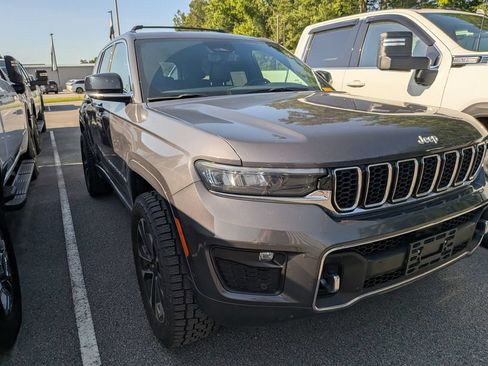 Used 2024 Jeep Grand Cherokee Overland w/ Luxury Tech Group IV AWD/4WD image 13