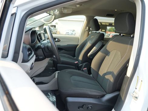 Used 2022 Chrysler Voyager LX FWD image 12