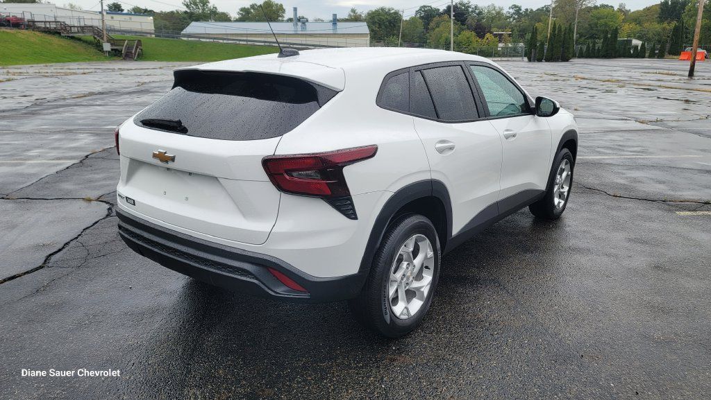Used 2024 Chevrolet Trax LS w/ LS Convenience Package FWD image 12
