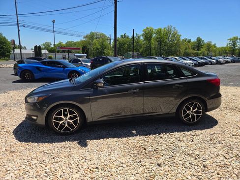 Used 2017 Ford Focus SEL w/ Cold Weather Package FWD image 4