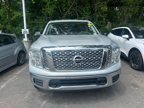 Used 2018 Nissan Titan SV w/ SV Convenience Package AWD/4WD image 2