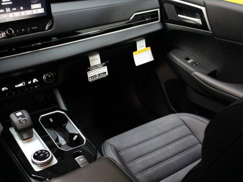 New 2025 Mitsubishi Outlander SE image 22