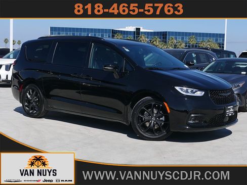 Used 2025 Chrysler Pacifica Limited FWD image 1