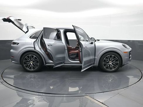 Certified 2024 Porsche Cayenne AWD/4WD image 33