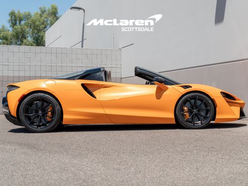 Used 2025 McLaren Artura Spider RWD image 8