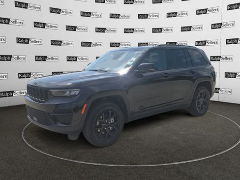 Used 2025 Jeep Grand Cherokee Altitude AWD/4WD image 2