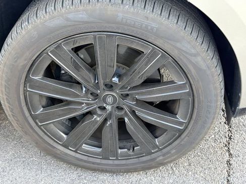 Used 2023 Land Rover Range Rover Long Wheelbase SE image 4