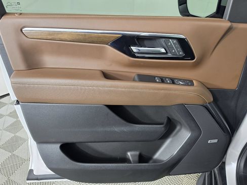 Used 2025 Chevrolet Tahoe High Country AWD/4WD image 18