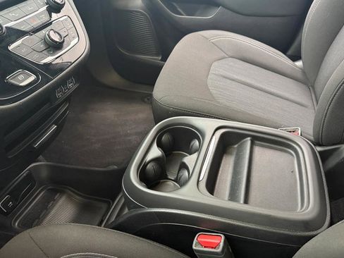 Certified 2024 Chrysler Pacifica Touring-L image 6