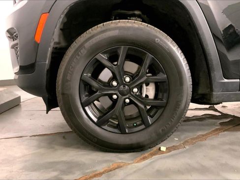 Used 2025 Jeep Grand Cherokee Altitude AWD/4WD image 9