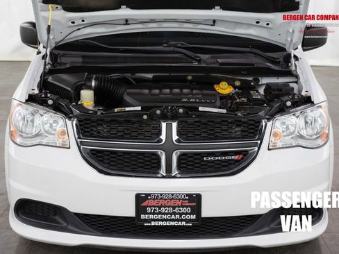 Used 2018 Dodge Grand Caravan SE w/ UConnect Hands-Free Group FWD image 3