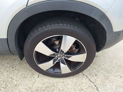 Used 2019 Volvo XC40 T5 Momentum image 23