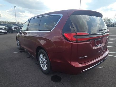 Used 2023 Chrysler Pacifica Touring-L image 15