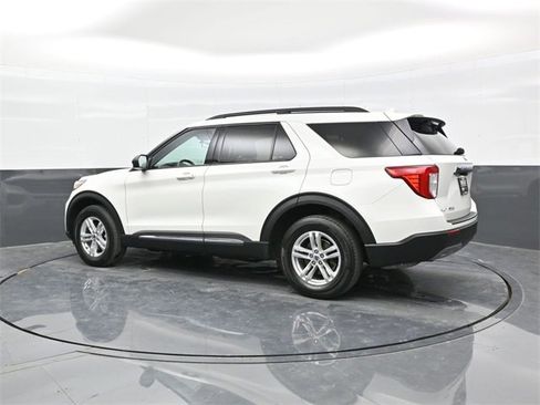 Used 2022 Ford Explorer XLT w/ Equipment Group 202A image 4