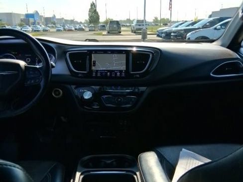 Used 2020 Chrysler Pacifica Touring-L w/ Advanced Safetytec Group AWD/4WD image 21