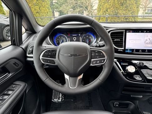 New 2026 Chrysler Pacifica Select image 11