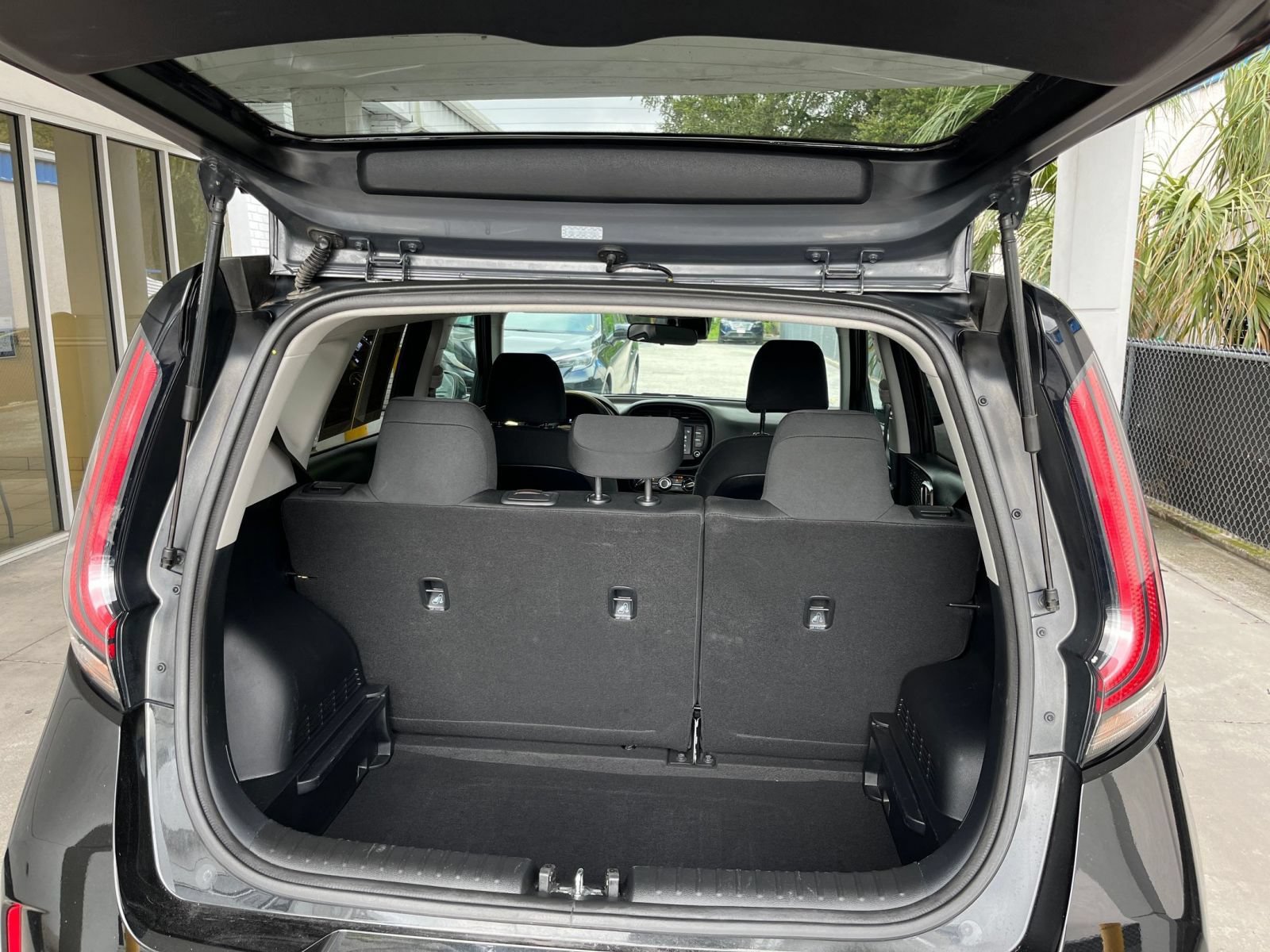 Used 2025 Kia Soul LX w/ LX Technology Package FWD image 28