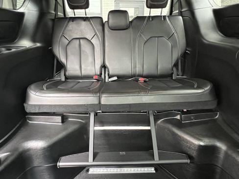 Used 2023 Chrysler Pacifica Touring-L w/ Uconnect Theater Family Group image 20