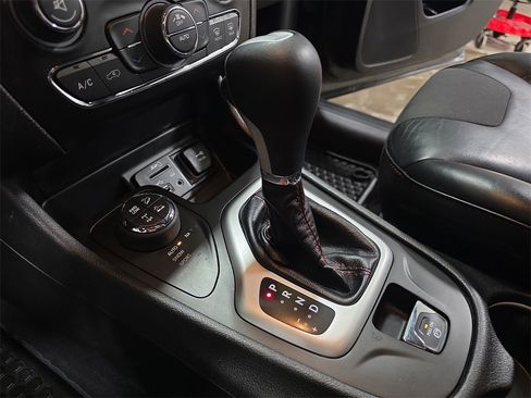 Used 2017 Jeep Cherokee Trailhawk w/ Comfort & Convenience Group image 24