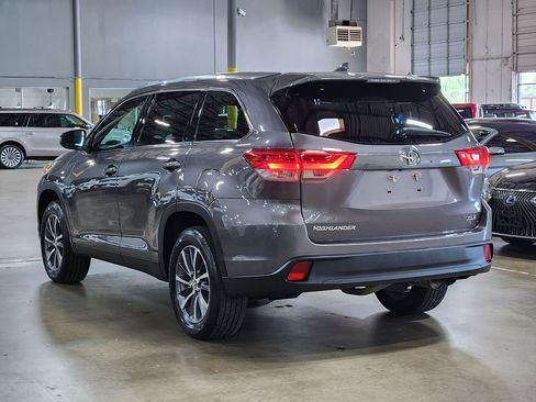 Used 2019 Toyota Highlander XLE FWD image 11