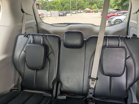Used 2023 Chrysler Pacifica Touring-L FWD image 25