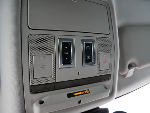 Used 2018 Jaguar F-PACE Premium image 33